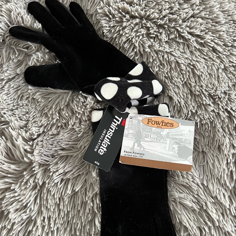Velourish gloves, size o/s, new with tags. Very warm and stylish